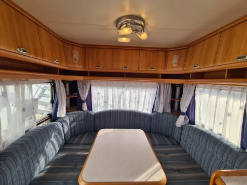 Hobby De Luxe 460 UFE mit Vorzelt Foto: 7