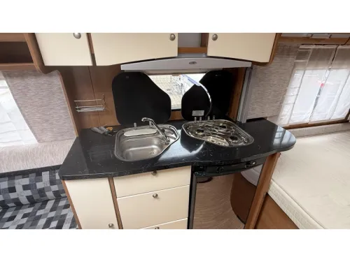 LMC Musica 470 D French bed dinette toilet photo: 4