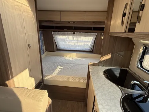 Hobby De luxe Easy 400 SF transverse bed dinette toilet photo: 10