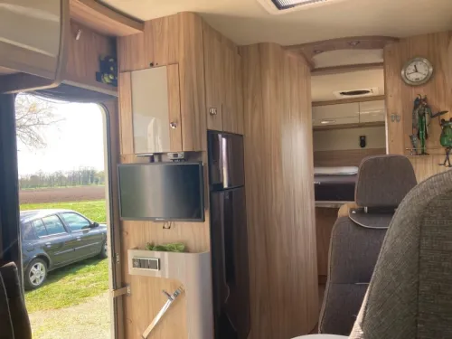 Hymer Tramp CL 698 T Queensbed - Automatic photo: 4