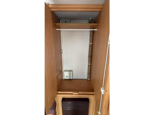 Knaus Sudwind 450 dinette transverse bed toilet photo: 4