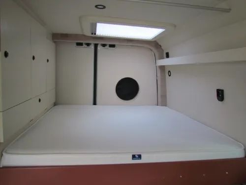 Autocaravana MAN Crafter con camas individuales, autom&aacute;tica foto: 2