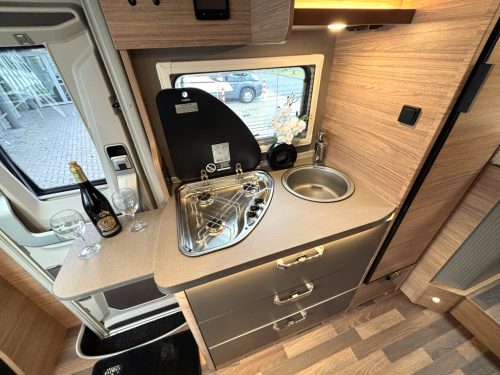Weinsberg CaraLoft 640 MERCEDES AUTOMATIC SINGLE BEDS POP-TOP ROOF photo: 8