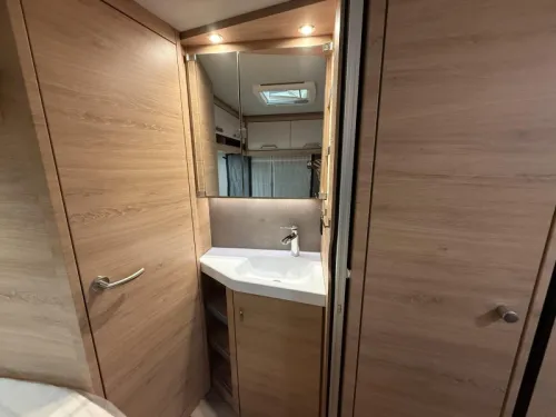 Knaus Sudwind Black Selection 540 FDK Etagenbett / Franz&ouml;sisches Bett Foto: 16