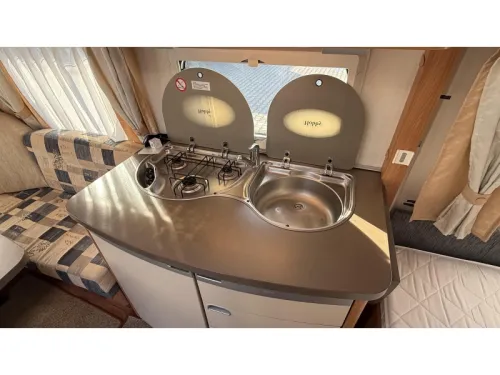 Hobby De Luxe 460 UFE French bed dinette toilet photo: 4