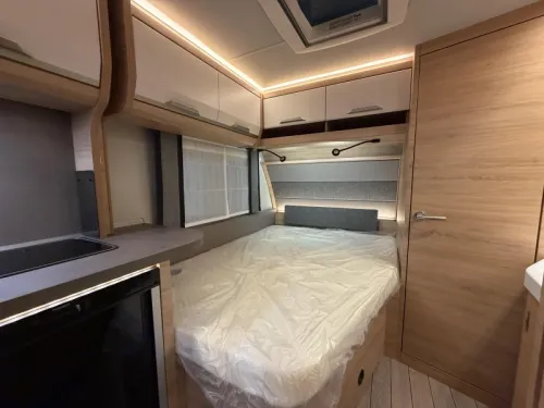 Knaus Sudwind Black Selection 450 FU dinette / french bed  photo: 17