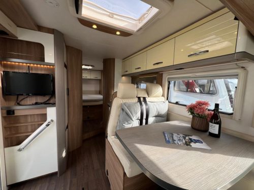 B&uuml;rstner Aviano I 727 queensbed pop-top roof 150HP photo: 10