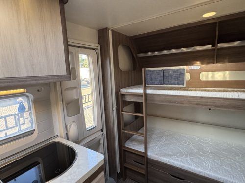 Hobby De Luxe 490 KMF mit STAPELBETT **6 Schlafpl&auml;tze/Rangierhilfe/1. Besitzer//Alufelgen schwarz/2x Solarpanel/Autark/Gepflegter Wohnwagen Foto: 23