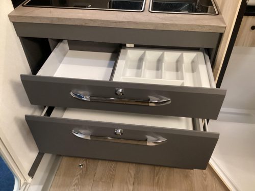 Hobby De Luxe 460 SFF Freestanding bed/Shower photo: 8