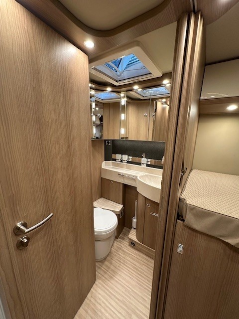 Carthago C-Tourer I 149 LE, automatic, without pull-down bed! photo: 11