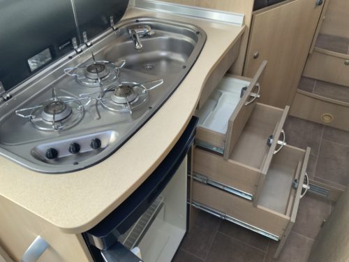 B&uuml;rstner Travel Van 2.3 MultiJ. 130 PK Teilintegriert. Motor-Klimaanlage, Garage, 2 L&auml;ngsbetten, L&auml;nge 6,70 m., etc. Bj 2013 &bdquo;Ihr Wohnmobil-Verkaufsvermittler Wohnmobilzentrum on the road Foto: 16