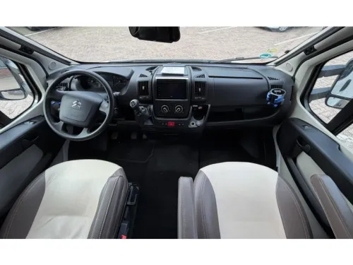 P.L.A. Wohnmobil Voyager Queensbed Hubdach  Foto: 13