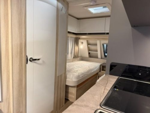 Hobby De Luxe 495 UL 1800 kg/ Bed extension photo: 5
