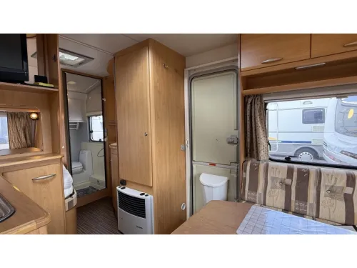 Knaus Sudwind 450 TF French bed round seating toilet photo: 6