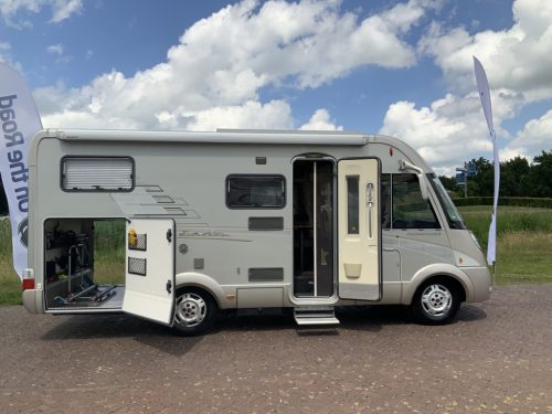 Hymer B 514 SL Star-Edition, AUTOMATIC, Integral, Motor-air conditioning, Air suspension, Alko-Max-chassis, Transverse bed & pull-down bed Marum Camper centrum on the road photo: 2