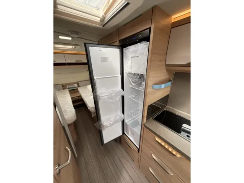 Knaus Sudwind Black Selection 540 UE ENKELE BEDDEN-XL KOELKAST Foto: 8