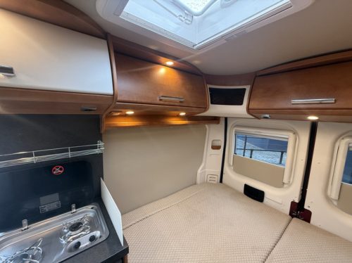Carthago Malibu van 540 DB 177 PS sehr kompakter Kastenwagen 9-Gang-Automatik Querbett Goldschmitt Luftfederung niedriges Bett Markise Fliegenschutzt&uuml;r Remis Foto: 21