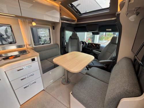 Hymer Tramp 685 &eacute;tat impeccable, salon face &agrave; face photo : 1