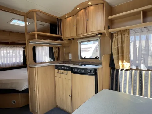 Dethleffs Camper 450 DB frans bed rondzit toilet  foto: 4