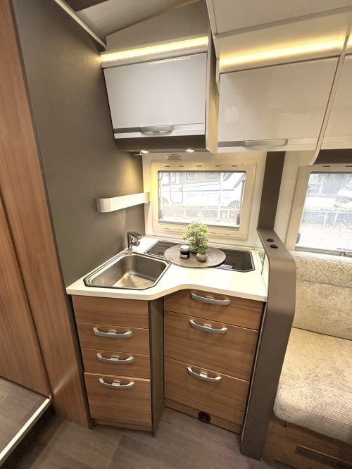 Adria Matrix 670DL ENKELEBEDDEN HEFBED FACE TO FACE 48.770KM foto: 6