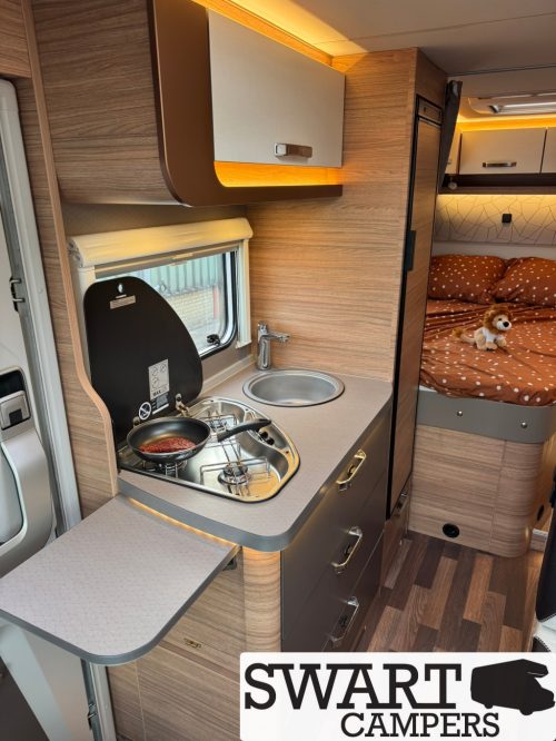 Weinsberg CaraCompact 600 MF Edition [pepper], French bed 140 hp Manual transmission photo: 13