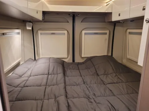 B&uuml;rstner Eliseo 642 C 4 berths pop-top roof single beds photo: 16