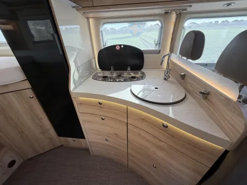 Eura Mobil Profila T 695 EB Wintervast, Lengtebedden  foto: 8