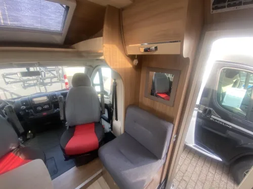 Pilote Aventura P 730 with queen bed AND LUXURY photo: 6