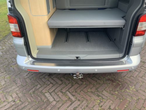 VW Westfalia California 2.5 TDi 130 HP, 5 Seats, 4 Berths, Elektr. pop-top roof / side door, Year of manufacture 2006 Motorhome Centre On the Road at the Noorderringweg 4 in Marum. photo: 9