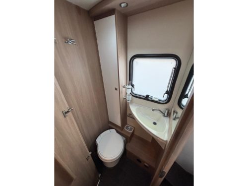 Laika Kosmo 212 leveling system queen bed 7m photo: 21