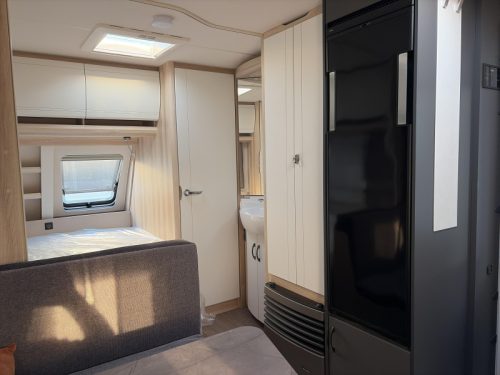 Hobby De Luxe 400 SFE Model 2027 photo: 9