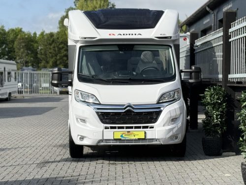 Adria Coral Axess 600 SL 7 m&egrave;tres lits jumeaux photo : 3