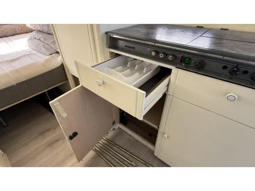 Dethleffs Camper 440 T asiento de tren cama fija aseo foto: 9
