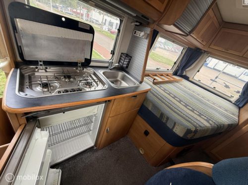 Hymer B574 &ndash; Ger&auml;umiger Vollintegriert-Wohnmobil mit Festbett UND ger&auml;umigem Hubbett Foto: 7