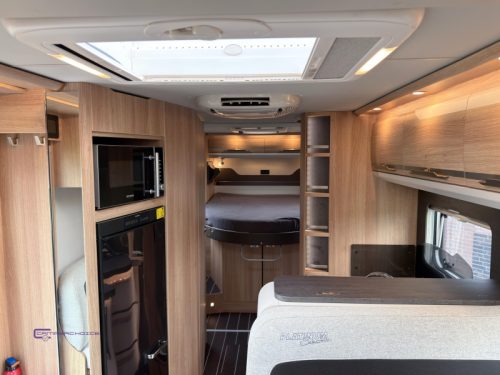 Knaus Sky TI 700 MX Queensbett Niveauregulierung Foto: 5