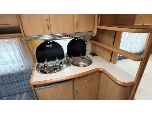 Hobby De luxe Easy 460 UFE franz&ouml;sisches Bett Rundsitzgruppe Toilette Foto: 4