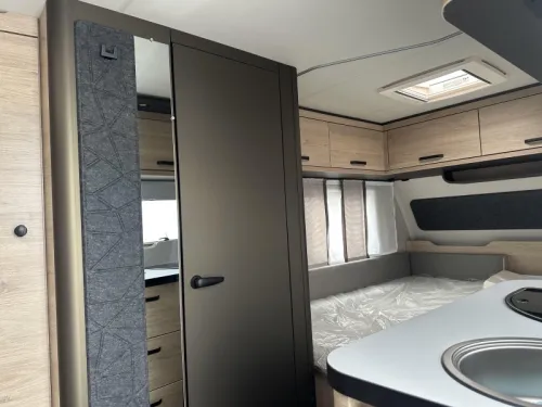 Weinsberg CaraOne Edition HOT 480 EU Einzelbetten / Rundsitzgruppe  Foto: 8