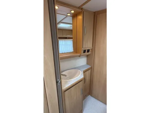 Fendt Saphir 470 TF French bed dinette toilet photo: 4
