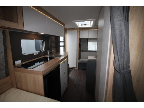 Knaus Sport 420 QD Transverse bed & spacious kitchen! photo: 8