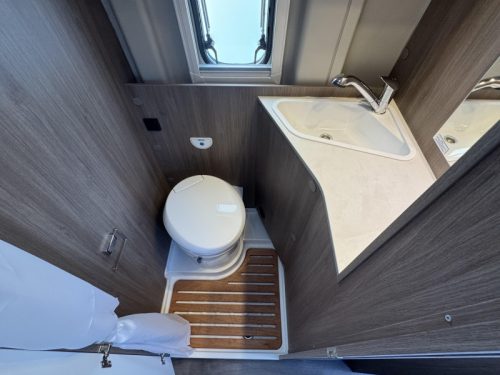 Carado CVE 640 8T Automatic-Longitudinal beds photo: 14