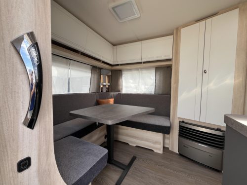 Hobby De Luxe 495 UL 1800-sfeer-bedver-reswiel Foto: 2