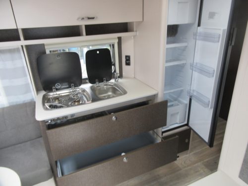 Dethleffs C'Go 495 FR WITH MOVER AND THULE AWNING photo: 9