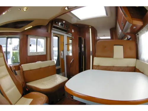 Laika Kreos 7012 Queensbett, Hubdach, Klimaanlage. Foto: 7