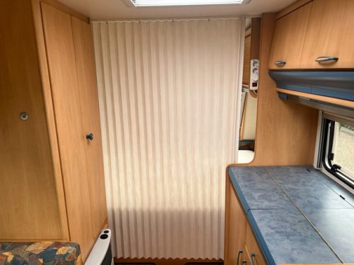 Hobby De Luxe 400 SF | Awning | Bike rack | Mover Semi Automatic | Fixed bed | Dinette (Train seat) | Tempo 100 | Shock absorbers photo: 18