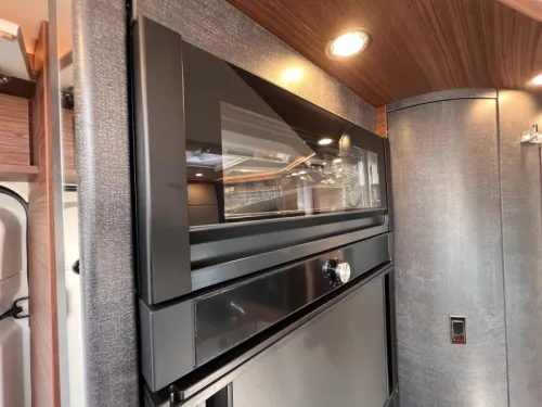 Carthago Chic C-Line I 4.9 LE MERCEDES/OVERHEAD CUPBOARDS  photo: 8