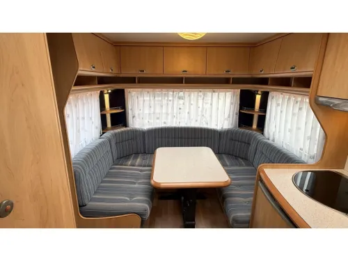Hobby De luxe Easy 460 UFE franz&ouml;sisches Bett Rundsitzgruppe Toilette Foto: 1