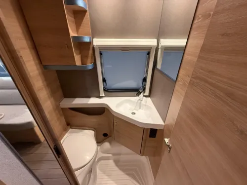 Knaus Sudwind Black Selection 460 EU Einzelbetten / Essecke Foto: 13