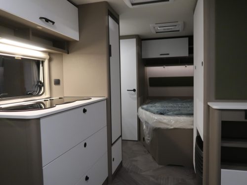 Dethleffs C'go Active 495 FR GER&Auml;UMIGE AUFTEILUNG UND HOHER K&Uuml;HLSCHRANK Foto: 8