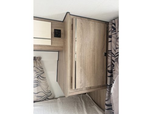 Karmann dexter 625 automatic 150 hp camper van length beds air conditioning leather awning tow bar alloy wheels 16 inch remis pleated blinds photo: 20