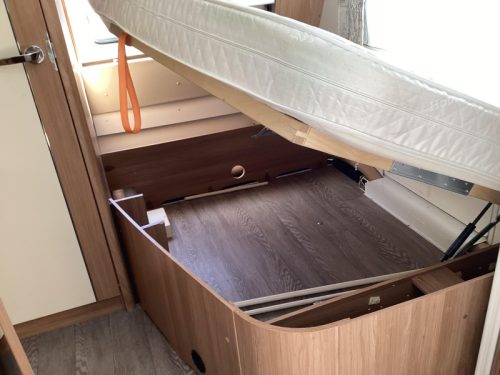 Hobby De Luxe 460 UFE omnistor photo: 10